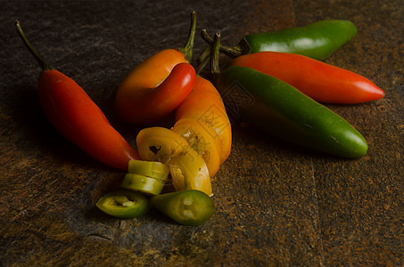 热辣椒绿色石头胡椒纹理红色辣椒水果香料食物背景图片