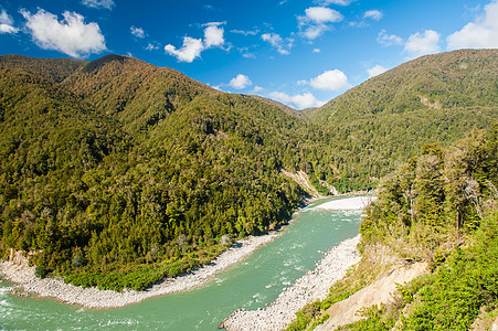 新西兰森林布尔河流动旅游山脉岩石鳟鱼森林高地蓝色丘陵阳光背景