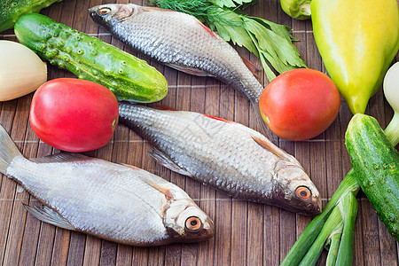 鱼和鱼料的成分 蔬菜 香料动物饮食鲤鱼洋葱盘子黄瓜食物产物季节香菜图片