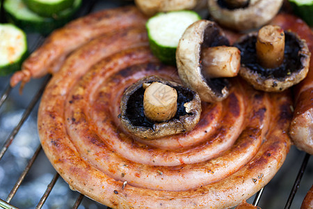 在烤架上用美味的烤肉烧烤饥饿野餐花园用餐食物小鸡食谱烹饪猪肉派对图片