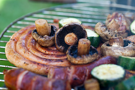 在烤架上用美味的烤肉烧烤小鸡牛肉美食木炭香肠用餐火焰饥饿腰肉家禽图片