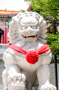 中国神庙的中国狮子雕像和红丝带图片