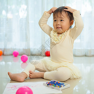 家里的小亚洲女孩玩具孩子儿童婴儿喜悦房子唤醒微笑白色乐趣图片