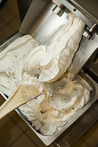 冰淇淋机器勺子品尝高清图片