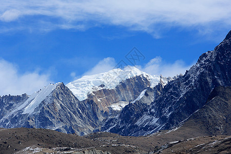 喜马拉雅山上云层的移动薄雾山脉冰川旅行天空白色蓝色全景顶峰图片