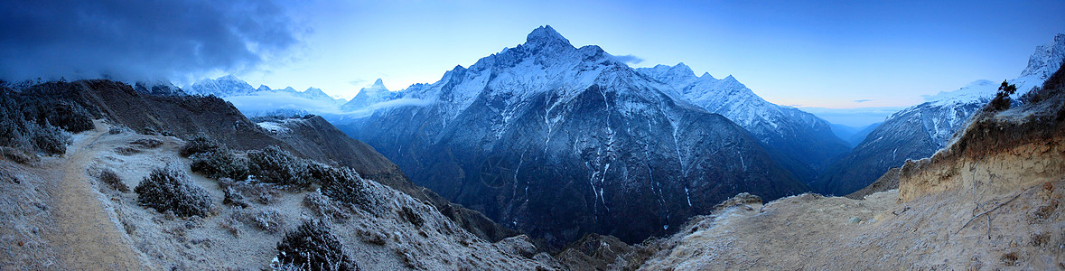 喜马拉雅山珠峰的日出高清图片