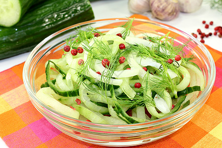 黄瓜沙拉蛇瓜洋葱胡椒草药绿色面条生食蔬菜食物敷料图片