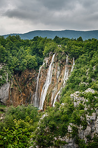 克罗地亚普利维茨湖湖国家公园瀑布流动石头阳光森林瀑布假期旅行蓝色运动湖泊图片