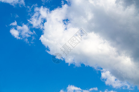 蓝天空和乌云蓝天灵气云蓝色流云透视太阳雨云天气白色图片