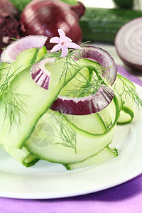 黄瓜沙拉加大蒜花绿色草药香料胡椒生食蛇瓜洋葱蔬菜食物敷料图片