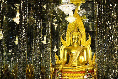 扫管笏在大教堂玻璃的金佛像 犹泰萨尼的寺庙纪念碑信仰宗教扫管雕塑雕像金子背景