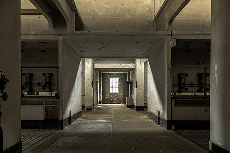黑暗和废弃地点工厂建筑学废墟窗户衰变楼梯框架地面金属阴影图片