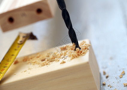 正在钻木条木制品木头构造成套木工木材装修工作钻头维修背景图片