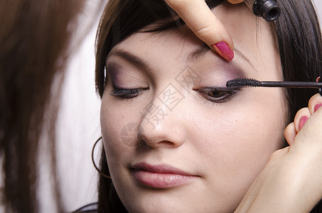 化妆艺术家的彩色眼睫毛模型眼睛女孩乐趣黑发眼线笔化妆品刷子青年女士图片