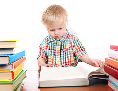 带书的宝贝男孩桌子图书阅读探索检查教育神童儿子训练衬衫背景图片