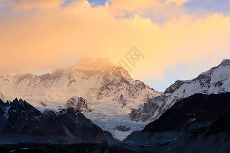 尼泊尔喜马拉雅山 周奥宇山日出天空全景针叶林蓝色旅行顶峰冰川高度首脑森林图片