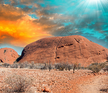 沙漠中的红岩图片