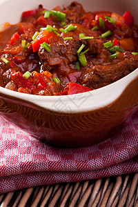 在一个碗中美食蔬菜餐垫食物盘子肉汁韭菜毛巾红色沙锅图片