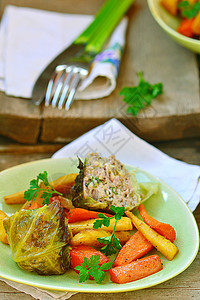 烤布丁 从萨沃伊菜菜卷和肉美食午餐食物蔬菜烹饪盘子沙锅作物绿色图片