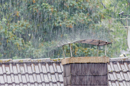 雨水 大雨 淋雨 浴室 壁炉图片