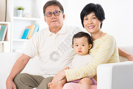 亚洲家庭肖像祖父母孙女祖父女士男人婴儿童年老年友谊长老图片