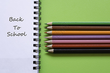 彩色铅笔蜡笔空白教育活力学习艺术班级学校车轮白色背景图片