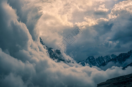 康钦坚加干城风暴山脉山峰全景风景图片