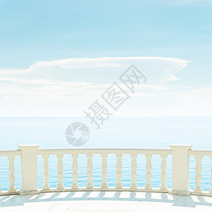 海上阳台和蓝色天空中的光云图片