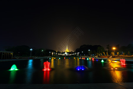 晚间在Shwedagon附近喷泉 带多彩的照明天炉金子遗产仰光天空地标建筑学情调艺术精神图片