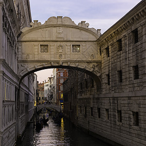 意大利威尼斯的叹息桥石头吸引力历史监狱纪念碑遗产城市古董建筑学船夫图片
