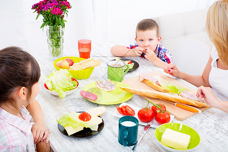 家人在家吃早饭快乐男生小吃母亲童年孩子父母女性女士成人食物图片