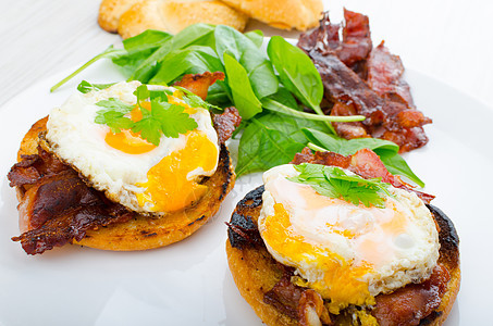 鸡蛋加培根和菠菜面包食物白色火腿小吃午餐早餐熏肉英语绿色图片