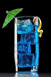 装饰的蓝番茄鸡尾酒酒吧酒精热带糖浆蓝色立方体绿色饮料橙子派对图片