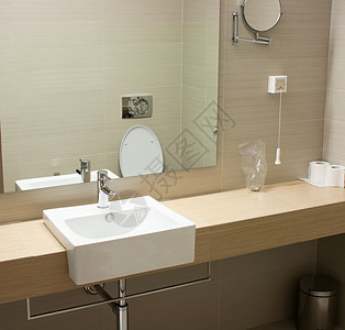 现代卫生间设计白色浴室时尚褐色镜子盆地家具装饰桌子风格背景