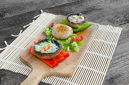 含蓝奶酪的烤面包机蔬菜蓝色美食食物辣椒香菜草本植物午餐营养油炸图片