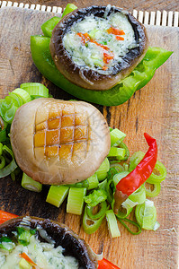 含蓝奶酪的烤面包机蔬菜午餐香菜小吃营养辣椒食物美食草本植物胡椒图片