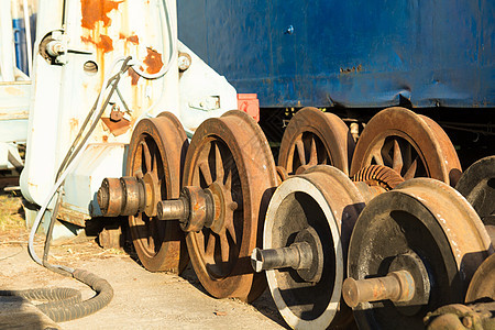 旧火车车轮设施轨道运输轮轴维修金属铸铁背景交通废料背景图片
