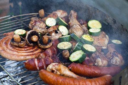 在烤架上用美味的烤肉烧烤牛扒小鸡猪肉牛肉美食香肠架子食物家禽烹饪图片