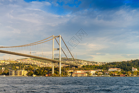 游轮对Bosphorus大桥的冲击 伊斯坦布尔火鸡白色运输城市天空旅行景观交通蓝色尖塔图片
