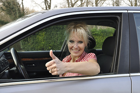 妇女驾驶一辆灰色汽车乐趣车辆青年旅行安全运输成人女性司机女孩图片