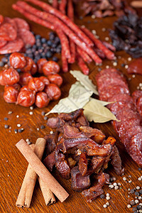 肉类和香肠美食香菜辣椒熏制香料营养盘子烧烤木头火腿图片