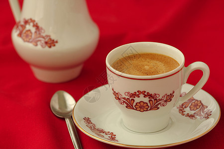 咖啡杯杯子咖啡店餐厅早餐棕色咖啡桌子飞碟红色桌面图片