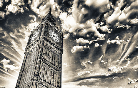 伦敦 大本塔和太阳时钟的向上景色图片
