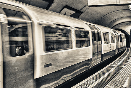 一辆地铁列车正在驶抵伦敦的地下列车图片