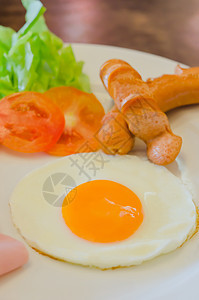 早餐一盘火腿盘子食物猪肉红色油炸黄色香肠蔬菜白色图片