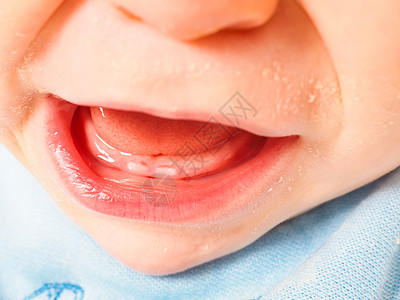 婴儿擦嘴婴儿男孩用张嘴张开嘴巴 露出第一口牙齿背景