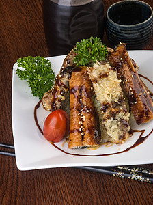 日食美食 在背景上不做或不做熏制美食餐厅寿司白色食物鳗鱼海鲜盘子午餐图片