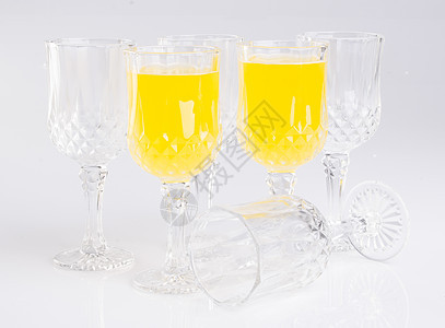 橙汁在背景上叶子食物水果绿色橙子液体果汁玻璃白色黄色图片