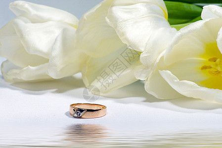 带有郁金金圆的金环金子反射美丽戒指夫妻珠宝新娘婚礼粉色白色图片