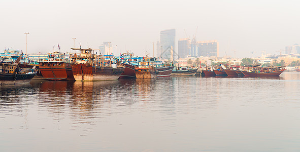 现代城市中大型木制船只的码头旅行运输渡船木头建筑航行海湾橙子血管贸易图片
